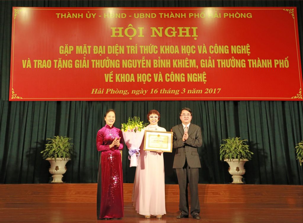 Nhà nữ Sáng chế Phạm Thị Chẵn vinh dự đón nhận giải thưởng Khoa học và Công nghệ.