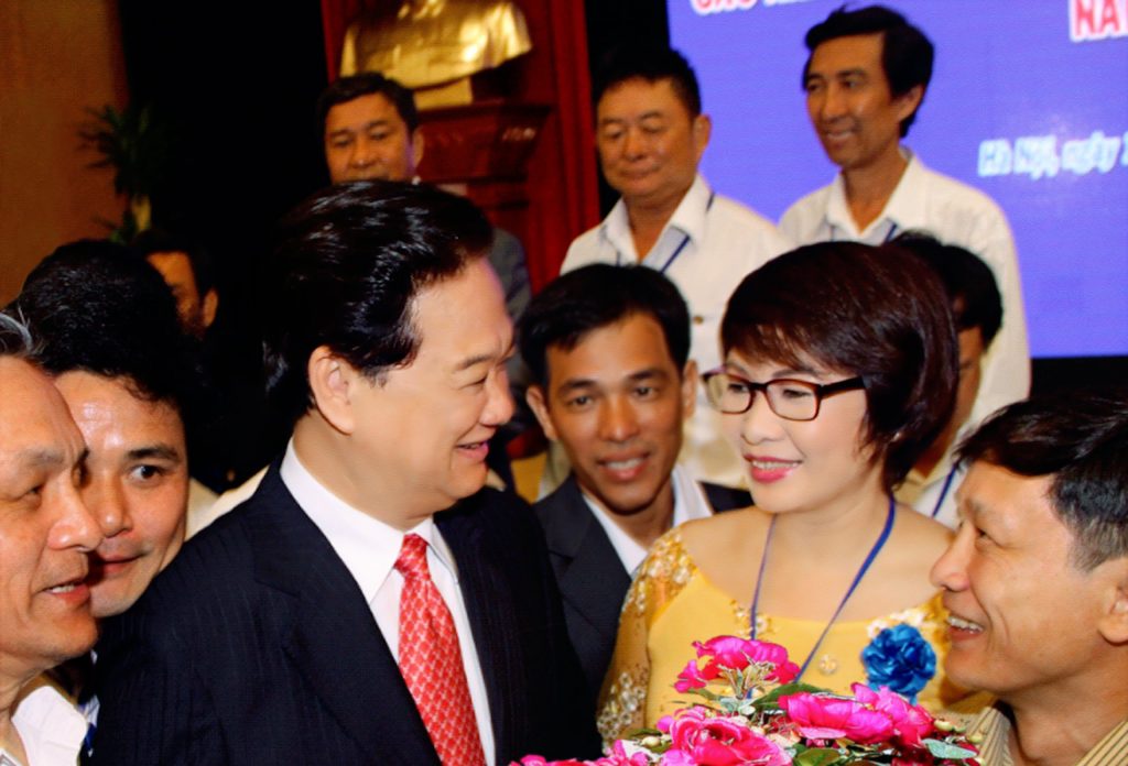 THỦ TƯỚNG NGUYỄN TẤN DŨNG GẶP NHÀ SÁNG CHẾ TIÊU BIỂU PHẠM THỊ CHẴN 18.5.2015.