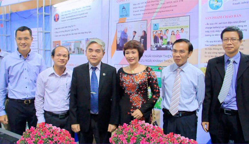 BỘ TRƯỞNG BỘ KHOA HỌC VÀ CÔNG NGHỆ VIỆT NAM CÙNG VỚI CHỦ ĐỀ TÀI “MÁY CỨU NGẢI VÀ VIÊN THUỐC NGẢI” KHÁNH THIỆN TẠI TECHMART 2013.