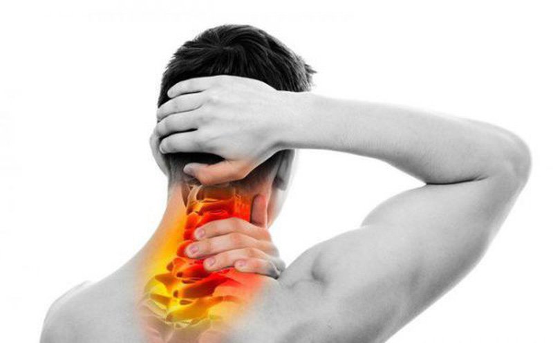 Có nên áp dụng cách chữa bệnh đau vai gáy bằng hương ngải cứu?