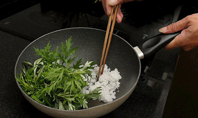 Ngải cứu rang muối có tác dụng gì? Nên sử dụng cho đối tượng nào?